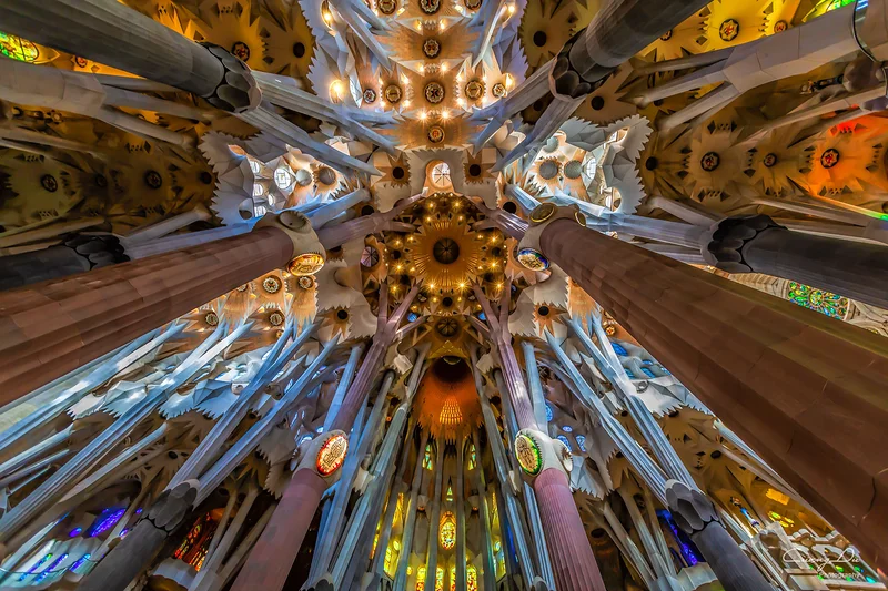 La Sagrada Familia — intérieur somptueux de Gaudí où la technologie s'efface devant l'émotion